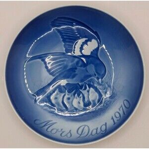 Royal Copenhagen Mother's Day Plate 1970 Mors Dag "Sparrow with her Hatchlings."